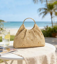 Carica l'immagine nel visualizzatore di Gallery, Borsa di paglia da donna, borsa intrecciata con borchie dorate e manico ad anello, borsa da spiaggia estiva in stile boho, borsetta chic in rafia per le vacanze